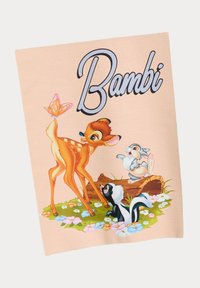 Tessuto pesca con un design di cartoni animati di Bambi con una farfalla, circondato da uno puzzola e un coniglio, su uno sfondo di erba verde e fiori.