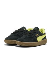 Sneaker in suede nera con dettagli verde lime, design con lacci, suola in gomma e grip testurizzato. Caratterizzati da un logo laterale e colletto imbottito.