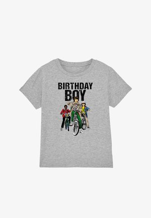 Gray cotton t-shirt featuring "BIRTHDAY BOY" text and three boys on bicycles, dressed in colorful outfits with distinct patterns.