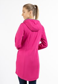Rosa huva jacka med en figursydd design och medellång längd. Har en grå huva foder och elastiska ärmslut. Mjuk, slät tygtextur.
