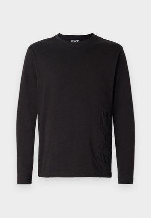 T-shirt manica lunga nera con scollatura rotonda, realizzato in morbido cotone e con dettagli del logo testurizzati sul lato sinistro. Design semplice e versatile.