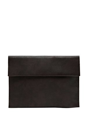 Borsa clutch in pelle nera stile busta con patta pieghevole, mostrata chiusa su sfondo bianco.