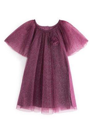 Robe en tulle violet avec manches courtes et transparentes, parsemée de paillettes argentées et ornée d'un accent floral sur le corsage. Coupe évasée à longueur genou.