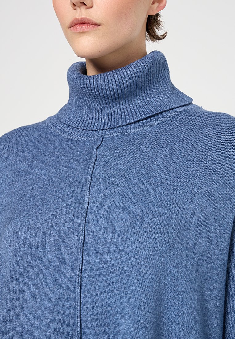 Hellblauer Rollkragenpullover aus weichem Strickstoff, mit einem gerippten Kragen und einem einfachen Nahtdetail auf der Vorderseite.