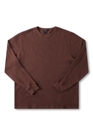 Barna, hosszú ujjú ing texturált anyagból, bordázott mintával, kerek nyakkivágással és testhezálló mandzsettákkal. Egyszerű kivitel, látható logók nélkül.