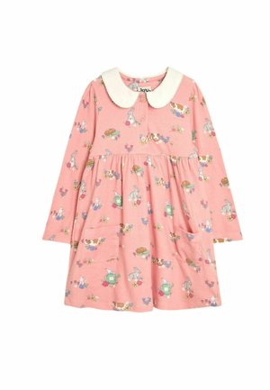 Roze katoenen jurk met een witte kraag, lange mouwen, bloemen- en dierenpatronen en twee voorzakken. Knopen aan de voorkant in het midden.