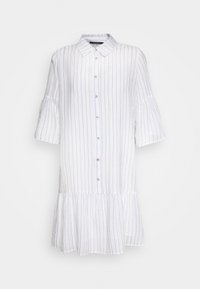 Robe courte blanche à fines rayures verticales bleues, boutons sur le devant, col et manches écarlates avec ourlet volanté.