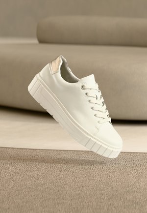 Hvid lædersneaker med rundet tå, forhøjet gummisål og hælfane med metallisk accent. Snørebånd på overdelen.