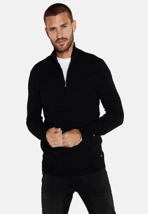 Schwarzer Strickpullover mit halbseitigem Reißverschluss-Kragen, gerippten Bündchen und Saum, der eine dezente Textur und ein kleines Logo an der Seite aufweist.