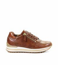 Baskets en cuir marron avec une finition lisse, bout arrondi, semelle intermédiaire blanche, accents texturés et une fermeture éclair sur le côté. Semelle extérieure en caoutchouc pour une traction optimale.