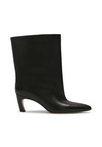 Botă de gleznă din piele neagră, cu vârf ascuțit și toc conic, având o textură netedă și un design fără cusături.