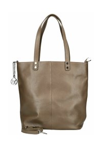Bruine leren tote bag met een gestructureerde afwerking, twee bovenhandvatten, een afneembare schouderriem en een metalen hangertje aan de zijkant.