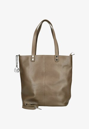 Borsa a spalla in pelle marrone con finitura texturizzata, due manici superiori, tracolla removibile e charm metallico attaccato di lato.