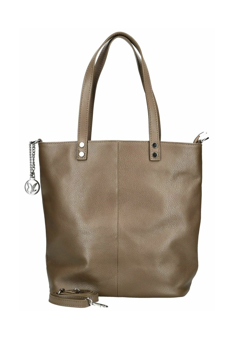 Bruine leren tote bag met een gestructureerde afwerking, twee bovenhandvatten, een afneembare schouderriem en een metalen hangertje aan de zijkant.