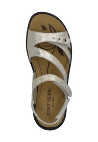 Srebrne skórzane sandały z trzema regulowanymi paskami, wyściełanym korkowym wkładem oraz czarną gumową podeszwą. Nazwa marki nadrukowana na wkładzie.