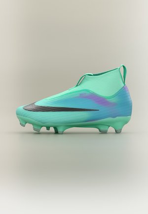 Chaussure de football vert clair avec un logo swoosh noir, un col cheville type chaussette et des crampons moulés sur la semelle pour la traction.