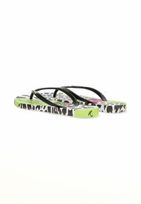 Chanclas negras con suelas de estampado animal en verde y blanco, que cuentan con una correa texturizada, un diseño impreso y una construcción ligera.