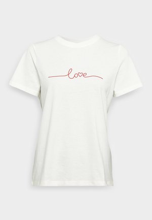 T-shirt blanc à manches courtes avec le mot «love» écrit en lettres rouges, avec un cœur formant le «o» au centre devant.
