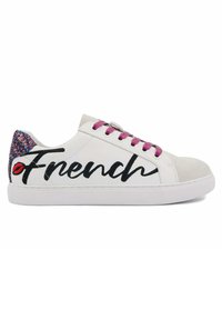 Sneaker blanche avec des lacets roses, logo "French" noir, et un accent pailleté multicolore sur le talon. Semelle en caoutchouc, tige en cuir lisse.