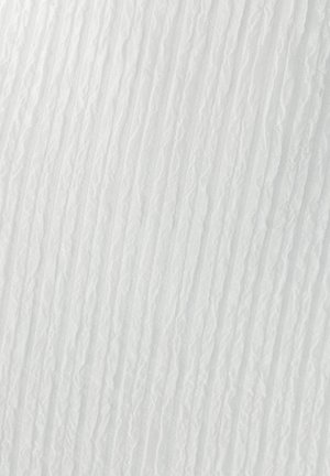 Witte textuurstof met verticale, golvende lijnen die een golvend effect creëren. Lichtgewicht en doorschijnend met een zachte afwerking.