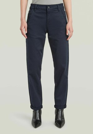 Marineblauwe broek met een recht model, opgerolde manchetten, zakken aan de voorkant en een knoopsluiting; gemaakt van een gladde, stevige stof.