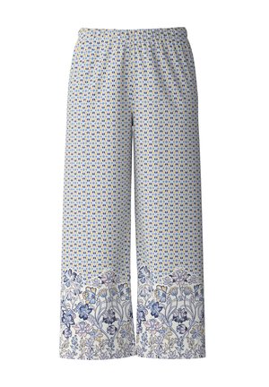 Wijdvallende broek van lichte stof, met een blauw en geel geometrisch patroon, en bloemaccenten aan de zoom in zachte roze en blauwe tinten.