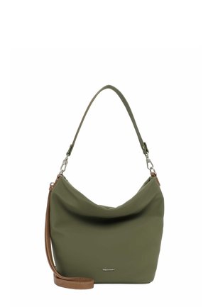 Borsa a secchiello verde oliva con manico corto e tracolla marrone removibile, con un piccolo logo metallico sul davanti.