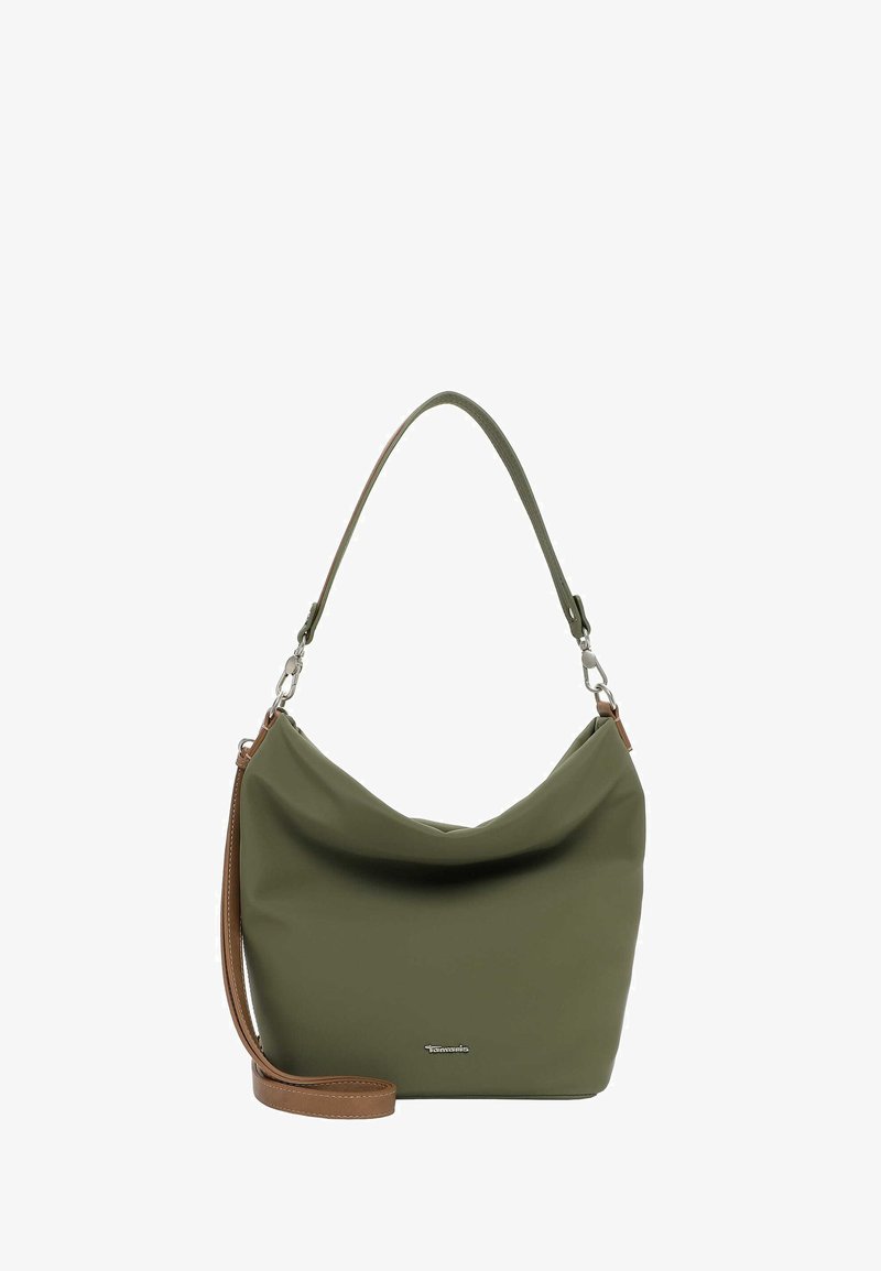 Bolso tipo cubo verde oliva con un asa corta y una correa de hombro marrón desmontable, con un pequeño logo de metal en el frente.