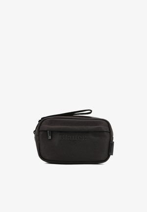 Pochette da viaggio nera in nylon con chiusura a zip, logo in rilievo e una sottile tracolla. Forma rettangolare compatta con una superficie texturizzata.