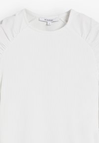 Top blanco de manga larga con textura acanalada, detalles fruncidos en los hombros y cuello redondo, talla pequeña, de la marca Scalpers.