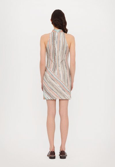 Vestido mini de relatividade com padrão listrado multicolorido e textura suave. O design apresenta uma forma ajustada e uma bainha curva.
