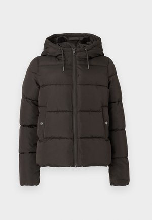 Chaqueta acolchada negra con capucha, con cremallera frontal, paneles cosidos y bolsillos laterales con cierres de botón. Textura de tela suave.