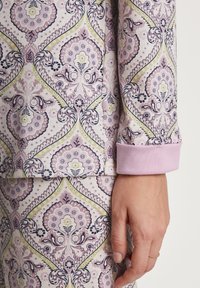 Luchtige stoffen pyjama set met ingewikkelde bloemen- en paisleypatronen in paars, geel en wit, met een zachte lavendelkleurige manchetafwerking.