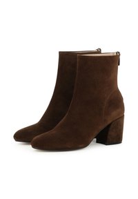 Stivaletti in suede marrone con punta affusolata, tacco a blocco, texture liscia e chiusura con cerniera sul retro.