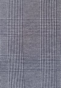 Tkanina z wzorem w kratę w ciemnoniebieskim i białym kolorze, z różnorodnymi teksturami, w tym paskami i małymi geometrycznymi wzorami.