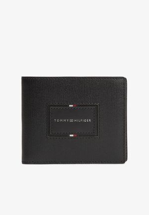 Sort tekstureret læder bifold tegnebog med et syet rektangulært logo patch med teksten "Tommy Hilfiger" og små røde, hvide og blå accenter.