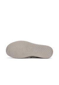 Semelle de chaussure en caoutchouc grise avec un motif de tread texturé ; présente un logo en relief "WALKIN PITAS" et une icône de poulet sur la semelle intermédiaire.