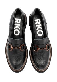 Czarne skórzane loafersy z teksturowanym wykończeniem, z podwójnym metalowym łańcuchem akcentującym w kolorze miedzi i okrągłym noskiem. Gumowa podeszwa dla lepszej przyczepności.