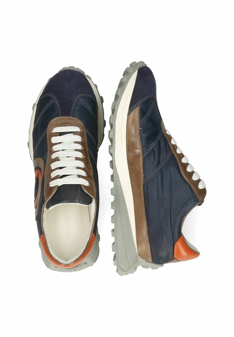 Sportliche Sneaker aus einer Kombination von dunkelblauem Wildleder und glattem braunem Leder, beigen Schnürsenkeln, einer grauen Gummisohle und orangefarbenen Akzenten.