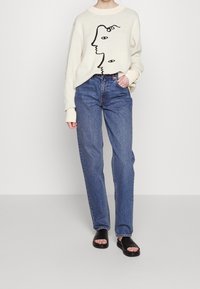 Monki Stickad tröja - white