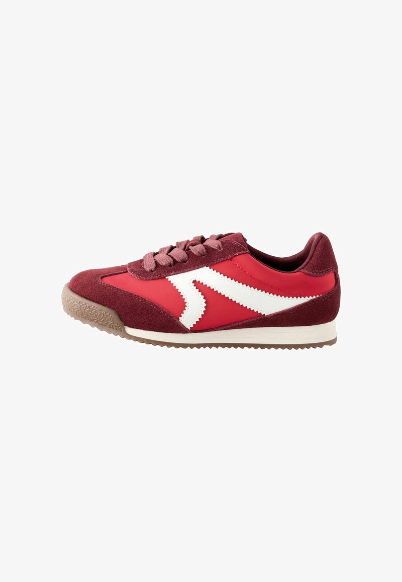 Rød sporty sneakers lavet af ruskind og syntetisk materiale. Har hvidt zigzag-design, rund tå og struktureret gummisål. Flade snørebånd.