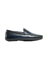 Heren navy blauwe leren instaploafers met moc toe stiksels en zwarte rubberen zool, weergegeven vanaf de zijkant.