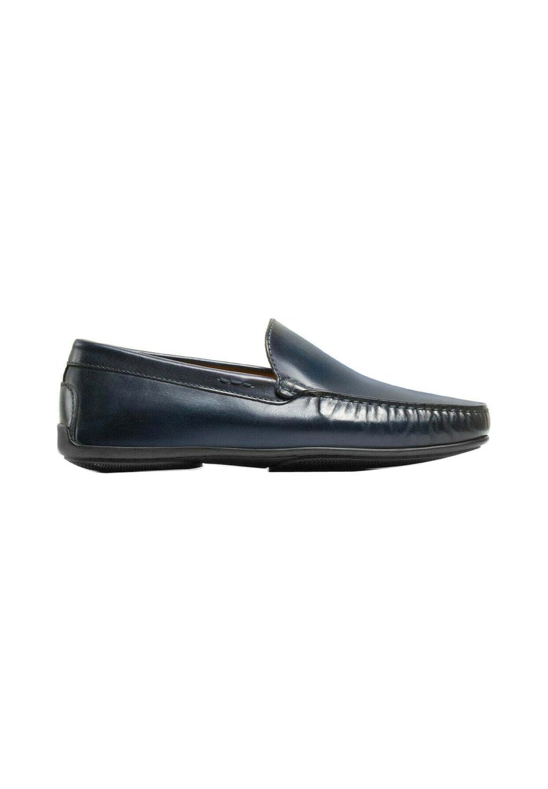 Heren navy blauwe leren instaploafers met moc toe stiksels en zwarte rubberen zool, weergegeven vanaf de zijkant.