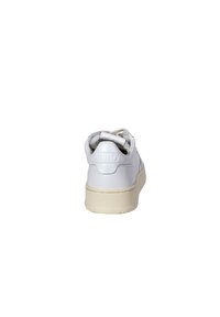 Sneaker bianca in pelle con punta rotonda, suola piatta color crema e cuciture decorative. Presenta un logo sul tallone e un design classico con lacci.