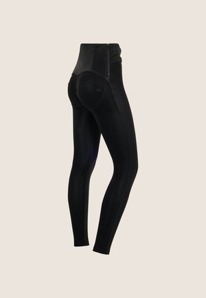 Mustat suoristavat korkeavyötäröiset leggingsit, joissa on sivuvetoketju ja taskudetalji oikealla lonkalla, esitettynä takaapäin neutraalilla taustalla.