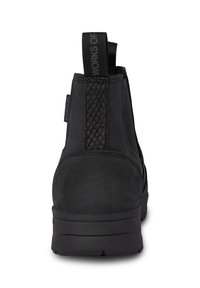 Botas negras con un diseño elegante, hechas de ante texturizado. Cuentan con un panel elástico trenzado, una lengüeta y una suela resistente.