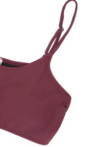 Crop top côtelé bordeaux avec fines bretelles réglables et encolure carrée.