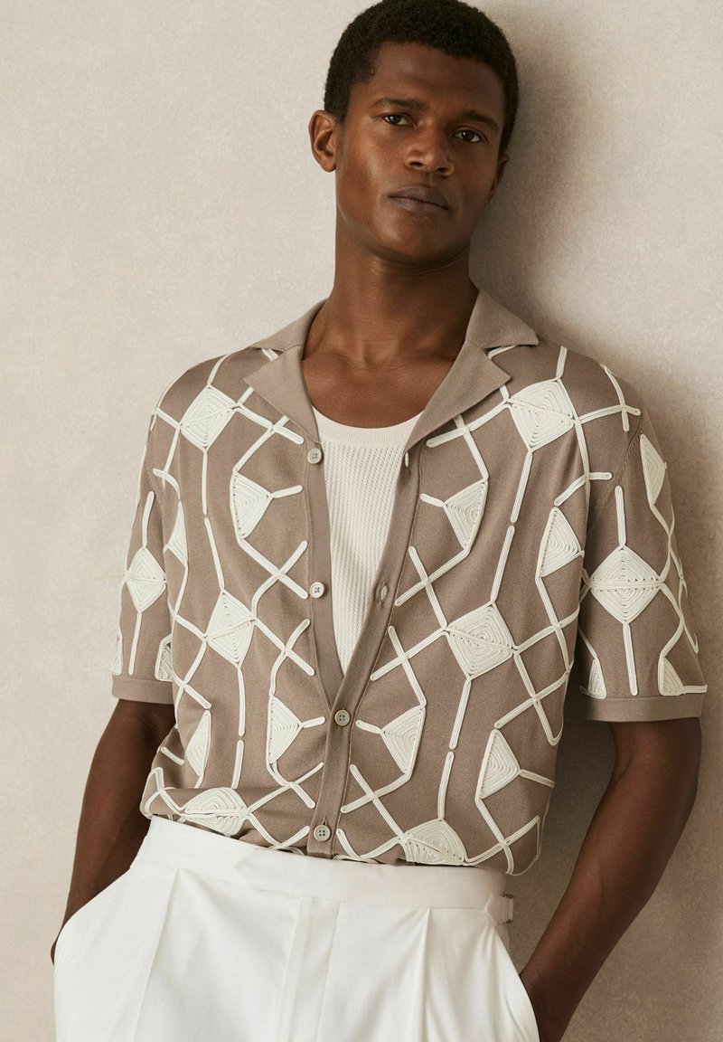 Reiss REGULAR FIT - TERRAZZO GEOMETRIC EMBROIDERY  - Camisa - taupe brown