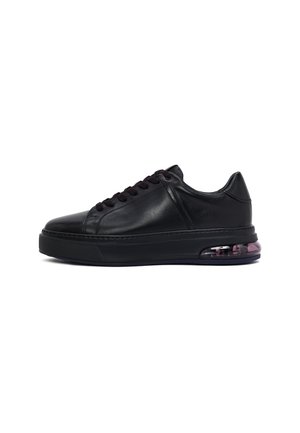 - Sneakersy niskie