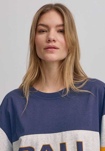 Tricou color-block navy și gri deschis, cu mâneci scurte, decolteu rotund și text îndrăzneț "PAUL" în portocaliu pe față. Material moale din bumbac.